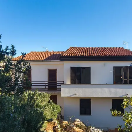 Διαμέρισμα Karen Krk Town