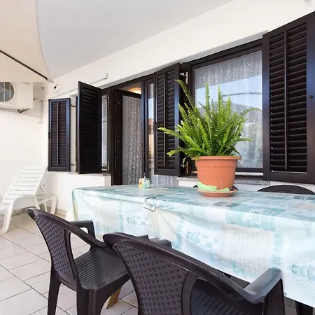 Διαμέρισμα Karen Krk Town